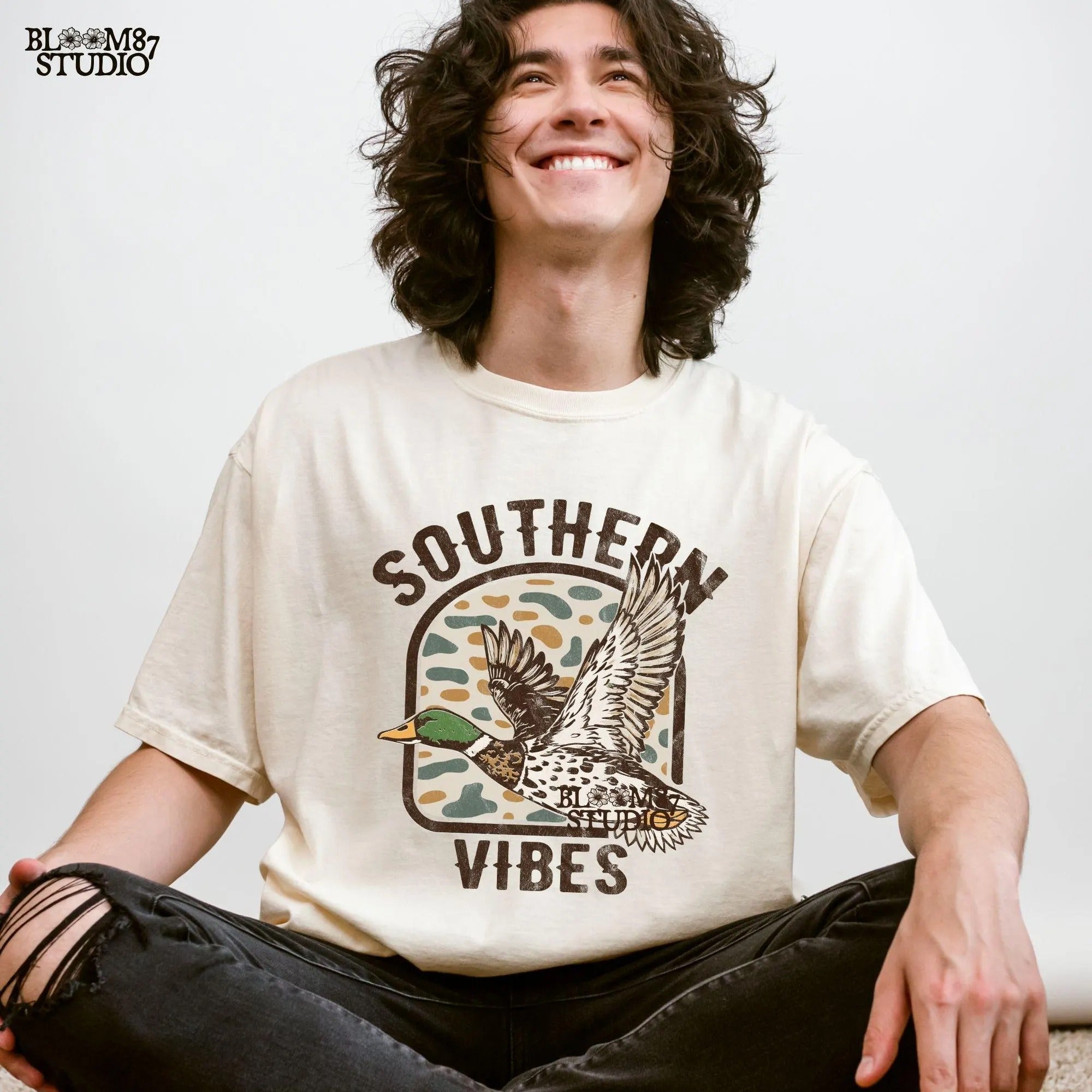 Southern Vibes Duck Shirt – Retro Mallard Flying Graphic Tee – Gift for Men Who Love Hunting, Outdoors, and Country Style